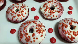 Las mejores recetas de repostería casera: Cómo hacer Donuts Red Velvet horneados