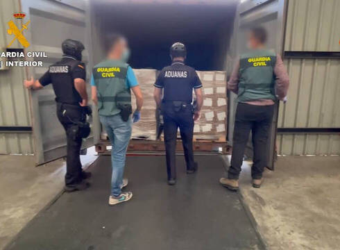 La Guardia Civil y Aduanas interceptando los paquetes de cocanía