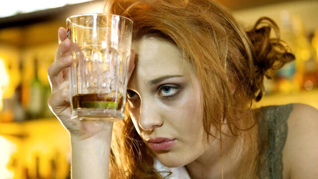 Mujer bebiendo alcohol