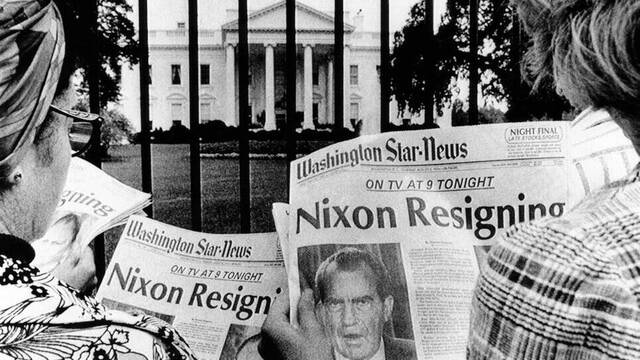 Mujeres leyendo la noticia que anunció la dimisión del presidente Nixon tras el Caso Watergate.