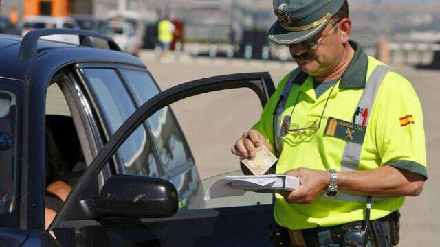 Agente inspeccionando un vehículo