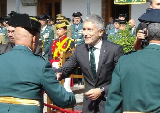 El ministro de Interior saludando a un Guardia Civil