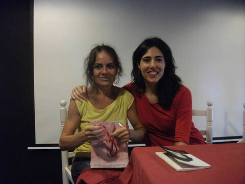 Las escritoras Raquel Lanseros y Pilar Redondo en un acto literario.

