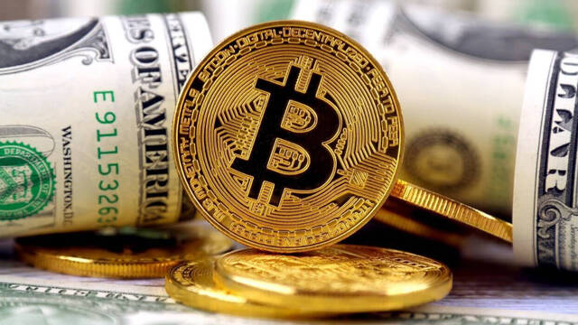 Representación de Bitcoin junto a dinero tradicional.