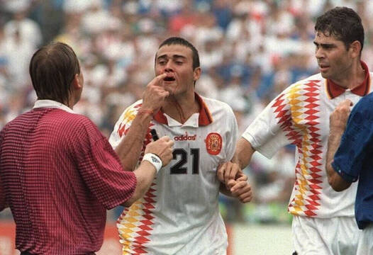 Luis Enrique le muestra al árbitro la sangre en su nariz después del codazo de Tassotti