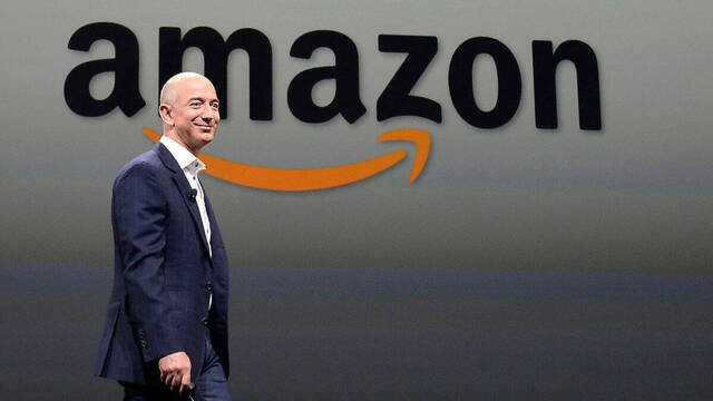 Jeff Bezos junto al logo de Amazon.