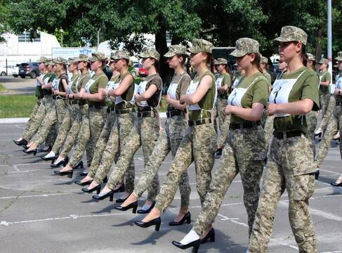 Mujeres soldado ucranianas realizando desfile militar con tacones.