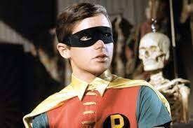 Burt Ward, haciendo el papel de Robin.