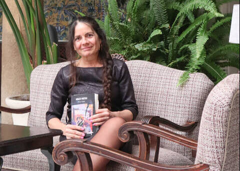 Pilar Redondo con el libro de Javier Arnaiz: Abrazo partido. (Foto: Juan Antonio Gamero).