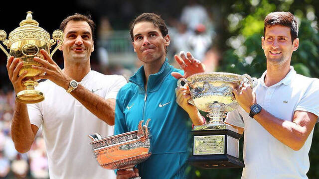 Federer, Nadal y Djokovic levantando trofeos.