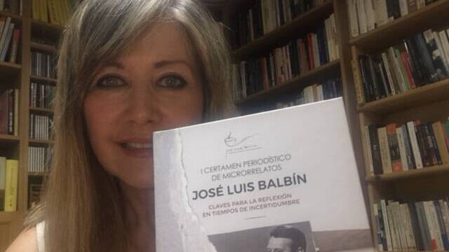 Julia C. Mesonero con su libro. 