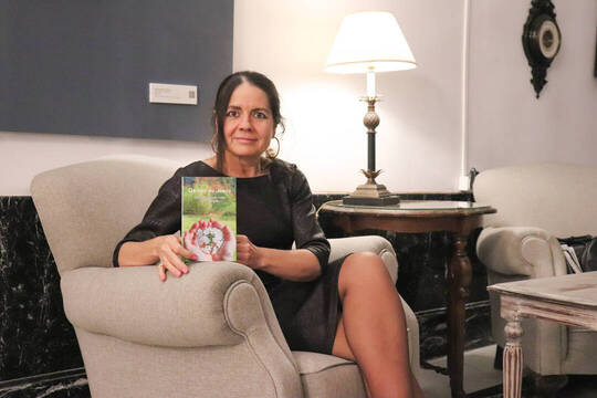 Pilar Redondo con el libro de don Antonio Gil. (Foto: Juan Antonio Gamero).