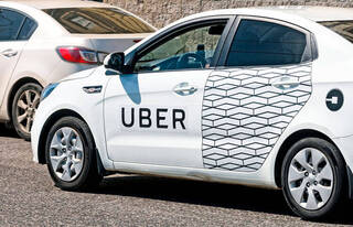 Sigue la guerra entre taxis y VTC: Uber pinta sus coches de blanco para "taxificar" su negocio