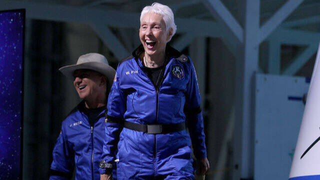 Imagen de Wally Funk, la anciana que viajó al espacio junto a Jeff Bezos.