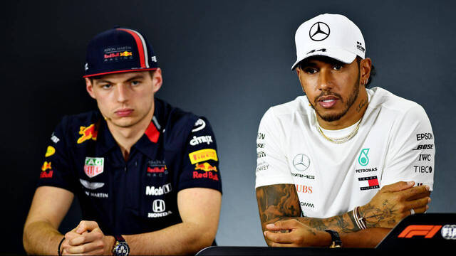 Hamilton y Verstappen durante una rueda de prensa.