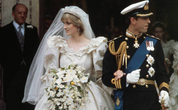 Carlos y Diana agarrados del brazo durante la celebración de su boda