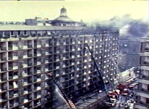 Los bomberos intentan apagar el incendio del Hotel Corona de Aragón en 1979