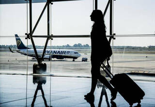 Ryanair cobra a los pasajeros la facturación en el aeropuerto en contra de su normativa