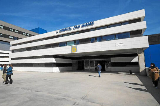 El Hospital Can Misses de Ibiza donde estuvo ingresado el joven galés durante dos semanas