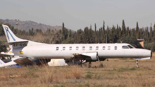 Una aeronave en aparente estado de abandono. 