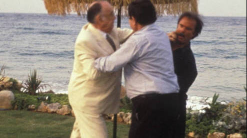 Camilo José Cela golpeando a Mariñas y Antonio D. Olano, intentando separar.
