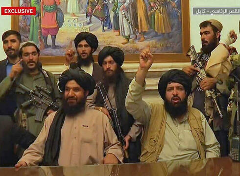 Imágenes de una televisión catarí sobre la toma del palacio presidencial por los talibanes