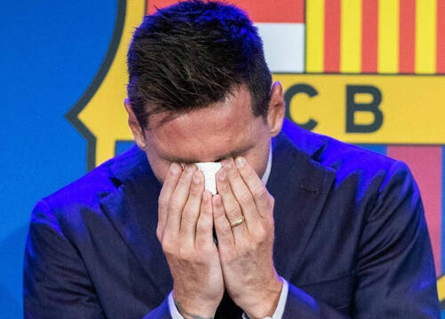 Leo Messi secándose las lágrimas durante su despedida del Barcelona