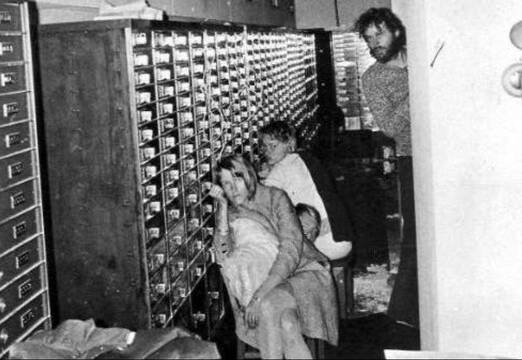 Los trabajadores del banco en el sótano junto a su secuestrador