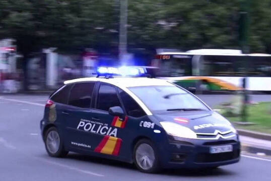 Un coche de policía. 