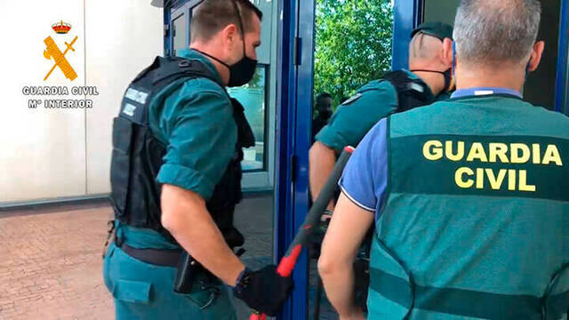 La Guardia Civil desmantela una red criminal que estafó a casi 600 personas de edad avanzada en toda España.