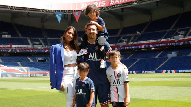 Messi junto a Antonela y a sus hijos en su presentación con el PSG.