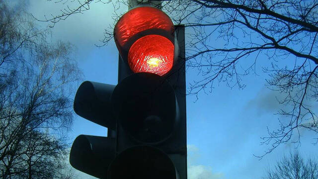 El agente fue multado por saltarse un semáforo en rojo mientras hacía seguimiento a un sospechoso. 