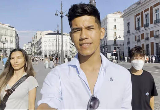 Zape Cuesta, hijo de Frank, paseando por Madrid junto a su madre y sus hermanos