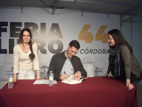 En La 44 Feria del Libro de Córdoba con Marcos Chicot, en el acto organizado por el club de lectura al que pertenece Pilar Redondo.