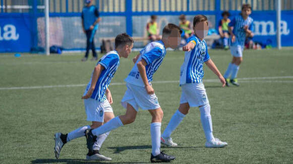 Un equipo de menores del Atlétic Baleares celebrando un gol.