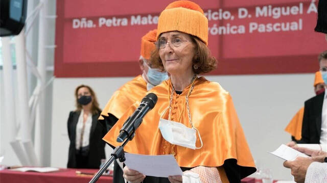 Petra Mateos-Aparicio siendo nombrada Doctora Honoris Causa.