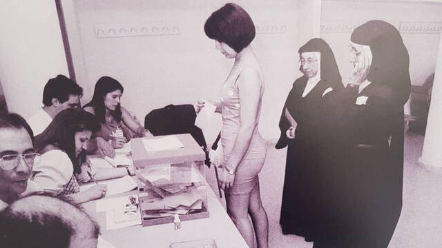 Mujeres votando en las elecciones al Parlamento Europeo. Albacete, 1994. Copyright: Manuel Podio. 