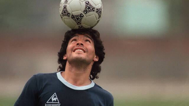 Diego Armando Maradona jugando con el balón.