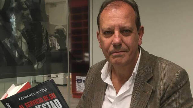 Fernando Rueda, con el libro 'Al servicio de Su Majestad'.