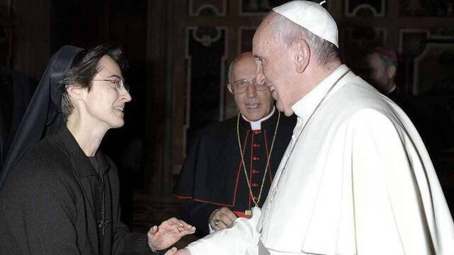 Raffaella Petrini y el Papa Francisco. 