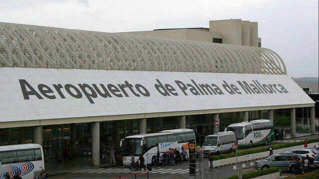 Este viernes una veintena de jóvenes huía a través de las pistas del aeropuerto de Palma. 