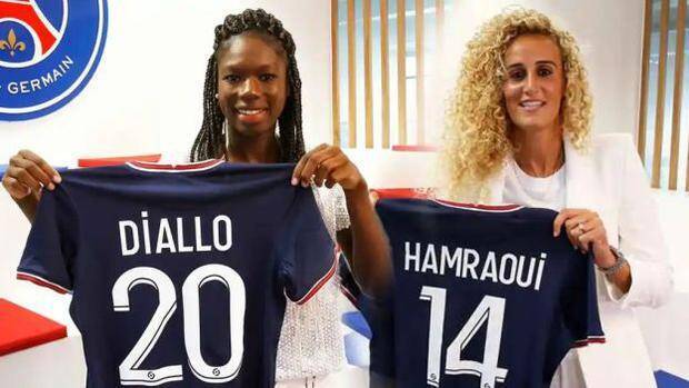 Diallo y Hamraoui posando con la camiseta del PSG.