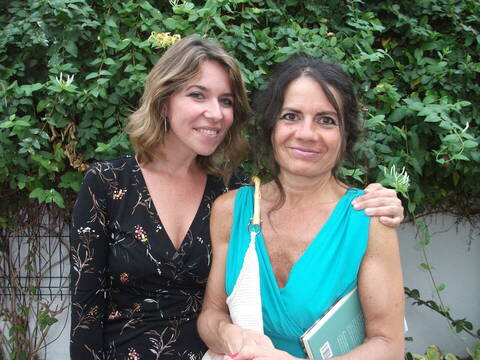 La cantaora Rocío Márquez y la escritora Pilar Redondo, en Moguer, en el encuentro internacional de creadores: Voces del Extremo.