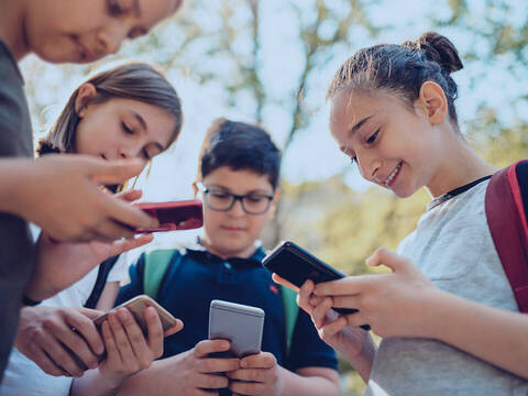Adolescentes con su móvil sin interactuar entre ellos.