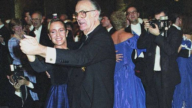 Camilo José Cela y Marina Castaño, celebran la entrega del Nobel bailando en Estocolmo.
