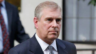 Buckingham Palace despoja de sus títulos al 'ya Andrew' mientras podría financiar su defensa en el caso Epstein