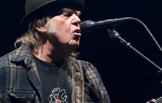 Conflicto en Spotify: Neil Young retira sus canciones por la difusión de podcast antivacunas