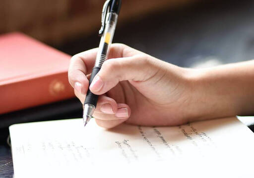 Persona escribiendo a mano