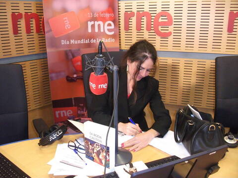 Pilar Redondo en Madrid, en Radio Nacional de España, celebrando el Día Mundial de la Radio.
