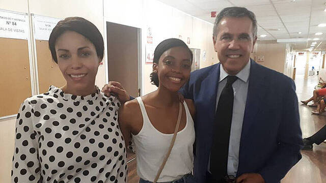 Erika, hija de Samuel Eto'o, junto a su madre Dee Dee y el abogado Fernando Osuna.